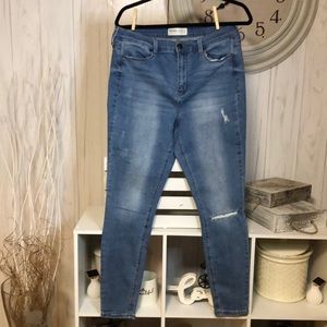 Juniors size 13 mudd distressed jeans, light washed color, stretch fit